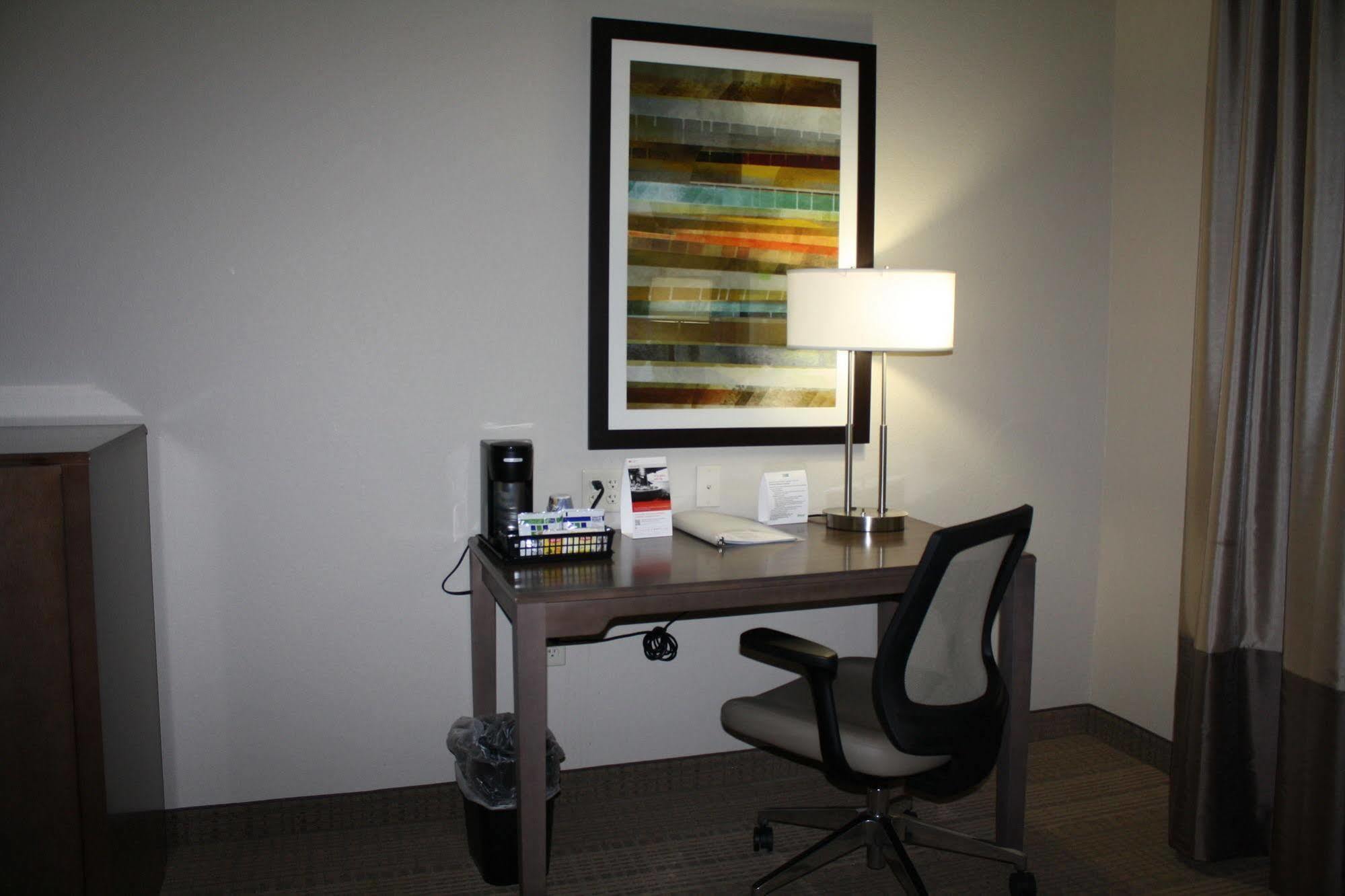 Holiday Inn Express Hotel & Suites Wichita Northeast By Ihg Exteriör bild